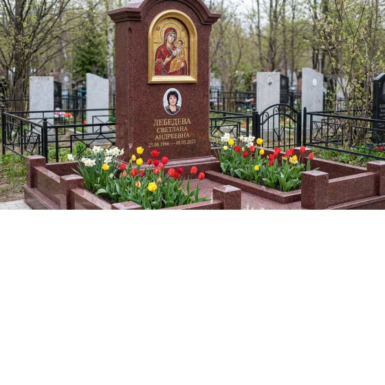 Гранитный памятник фигурный с крестом, цветником, оградой