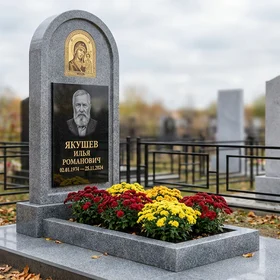 Гранитный памятник фигурный с цветником и оградой