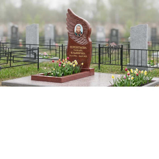 Комбинированный памятник из красного гранита с крестом