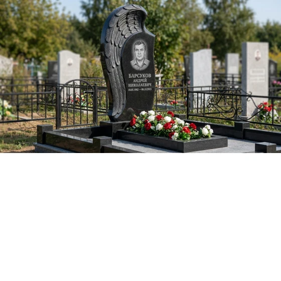 Комбинированный памятник фигурный с волнообразным цветником и шарами