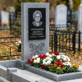 Комбинированный памятник фигурный с крестом и цветником