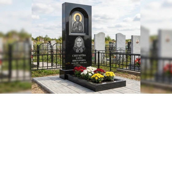 Памятник с иконой христа из габбро-диабаза с золоченым нимбом