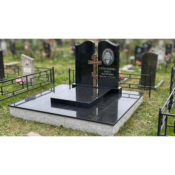 Гранитный памятник с крестом