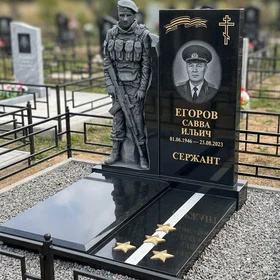Гранитный памятник военному с рельефной фигурой и звездами