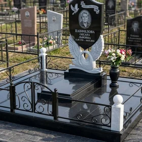 Комбинированный памятник с лебедем и гравировкой голубей