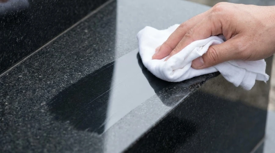 uhod-za-granitnym-pamyatnikom