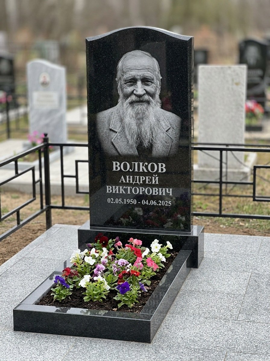 Портрет на памятнике во Владивостоке — Старый снимок восстановили, портрет по грудь — гравировка